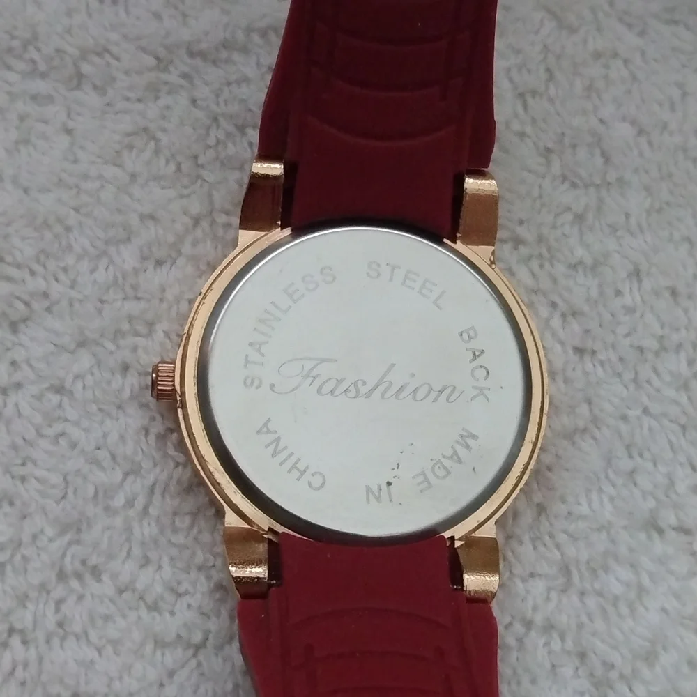3/$10 🌟 Red, Ladies Fashion Watch - Picture 4 of 10